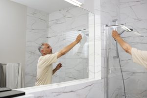 Hombre finalizando reforma de baño