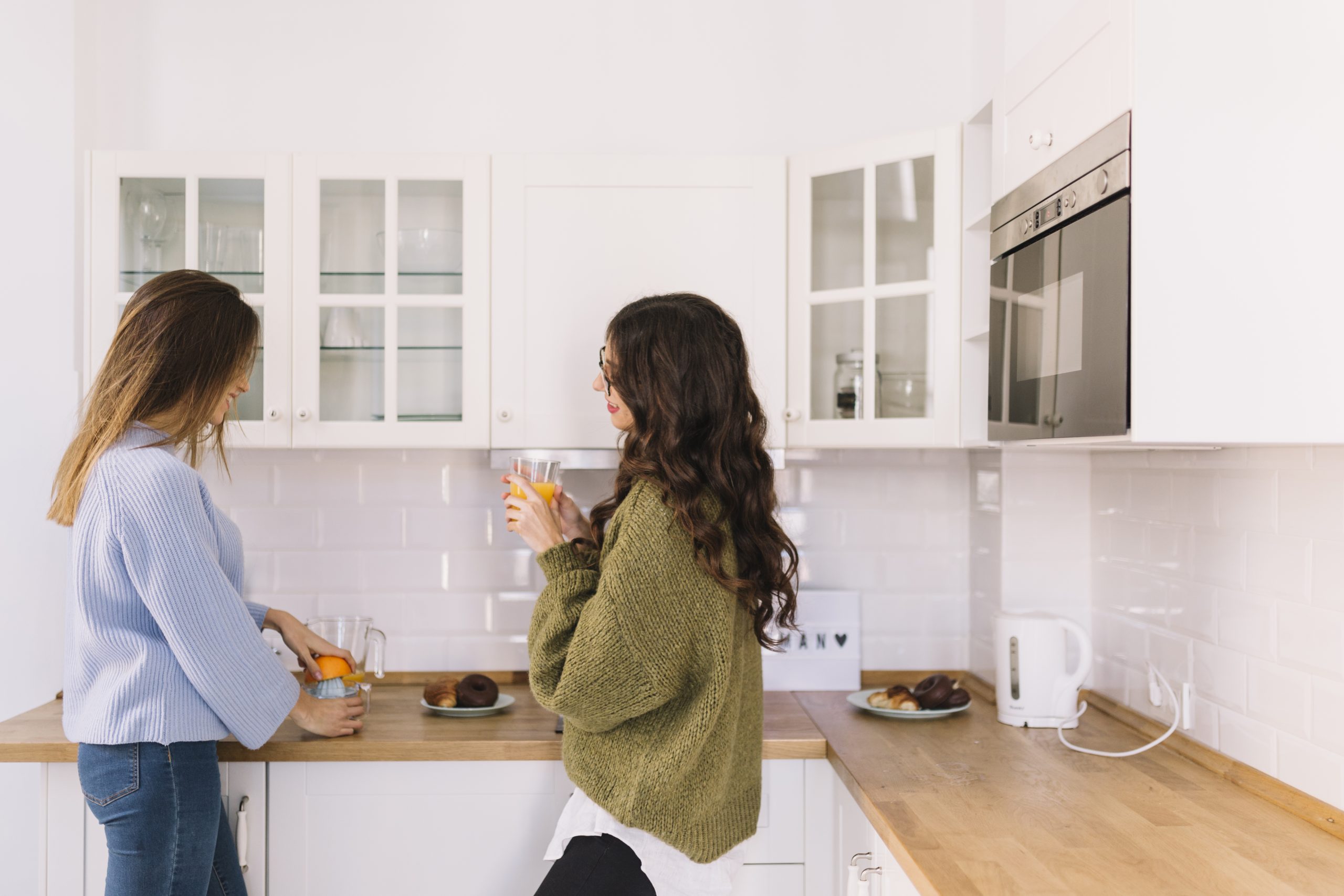 mujeres hablando en cocina reformada